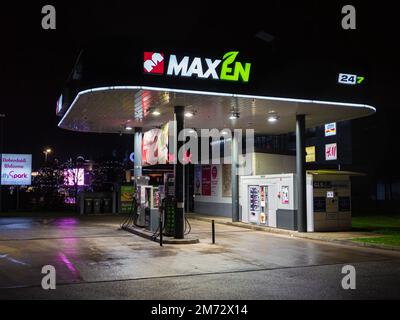 Ljubljana, Slowenien - 26. Dezember 2022: Maxen-Tankstelle im Besitz der Marke Mercator in BTC City in Ljubljana Stockfoto