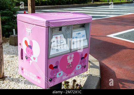 Tottori Japan 2. Dez. 2022: Das süße rosafarbene Postfach am Hakuto-Schrein. Es wurde 2010 zum ersten „Liebesschutzgebiet“ in Japan gewählt. Stockfoto