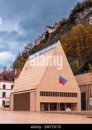 Vaduz, Liechtenstein - 18. November 2022: Das parlamentsgebäude in Vaduz wurde vom Architekten Hansjorg Goritz entworfen. Ein Blick auf das Schloss. Stockfoto