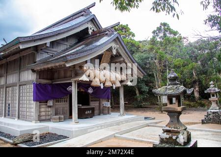 Tottori Japan 2. Dezember 2022: Das Hauptgebäude des Hakuto-Schreins. Es wurde 2010 zum ersten „Liebesschutzgebiet“ in Japan gewählt. Stockfoto