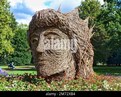 Weidenskulptur von Königin Elisabeth von Sarah Gallagher-Hayes. Chester, England. Stockfoto