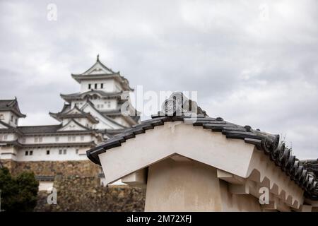 Das Nahbild der Wand. Der Bokeh-Hintergrund ist die Burg Himeji, eine auf einem Hügel gelegene japanische Burganlage. Es befindet sich in der Präfektur Hyogo in Japan Stockfoto