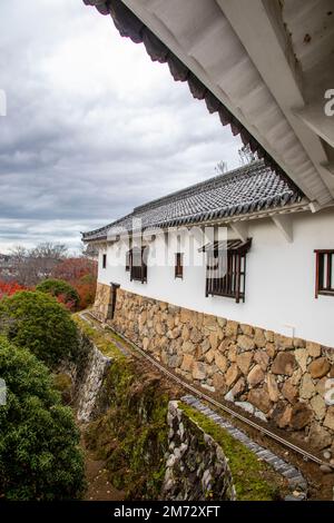 Der Außenblick auf Nishinomaru im Schloss Himeji, einem japanischen Burgkomplex auf einem Hügel. Es befindet sich in der Präfektur Hyogo in Japan. Stockfoto