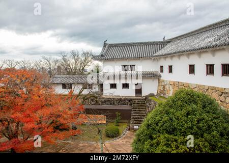 Der Außenblick auf Nishinomaru im Schloss Himeji, einem japanischen Burgkomplex auf einem Hügel. Es befindet sich in der Präfektur Hyogo in Japan. Stockfoto