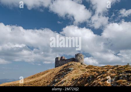 Alte Burg auf dem Gipfel des Berges. Altes polnisches Observatorium und jetzt ein Rettungspunkt in den Karpaten Stockfoto