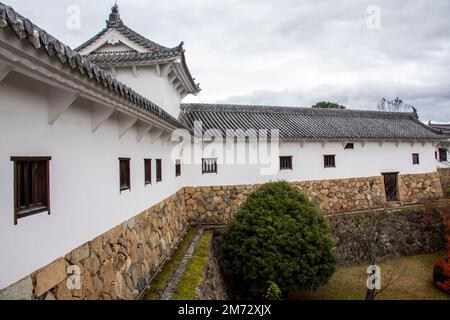 Der Außenblick auf Nishinomaru im Schloss Himeji, einem japanischen Burgkomplex auf einem Hügel. Es befindet sich in der Präfektur Hyogo in Japan. Stockfoto