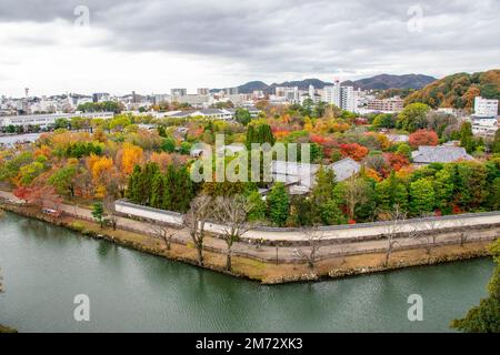 Himeji Japan 1. Dezember 2022: Blick auf die Stadt Himeji vom Schloss Himeji, einem japanischen Schlosskomplex auf einem Hügel. Es befindet sich in der Präfektur Hyogo. Stockfoto