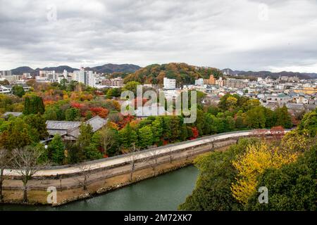 Himeji Japan 1. Dezember 2022: Blick auf die Stadt Himeji vom Schloss Himeji, einem japanischen Schlosskomplex auf einem Hügel. Es befindet sich in der Präfektur Hyogo. Stockfoto