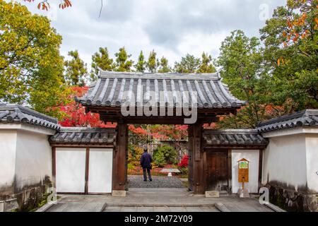 Himeji Japan 30. Dezember 2022: Der Eingang von Kokoen ist ein relativ neu erbauter Garten im japanischen Stil, er befindet sich neben der Burg Himeji Stockfoto