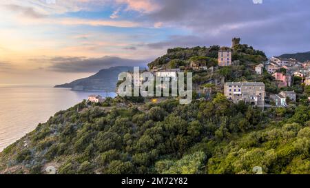 Bergdorf Nonza mit Blick auf das Mittelmeer auf Cap corse, Korsika, Frankreich Stockfoto