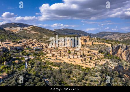 Dorf Alquezar in Sierra de Guara in den spanischen Pyrenäen bei Huesca, Aragon, Spanien Stockfoto