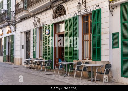 Felanitx, Spanien; januar 04 2023: Fassade einer historischen Cafeteria in der mallorquinischen Stadt Felanitx an einem sonnigen Morgen ohne Gäste. Spanien Stockfoto