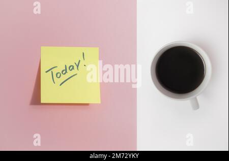 Memory Sheet, Aufkleber – „Today“ und eine Tasse Kaffee auf weißem und pinkfarbenem Hintergrund Stockfoto