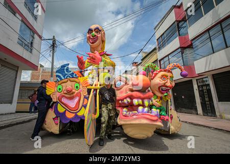 Kunsthandwerker finalisieren Details ihrer Festwagen für die große Parade des „mehrfarbigen Border Carnival“. Ipiales, Nariño, 6. Januar 2023. Stockfoto