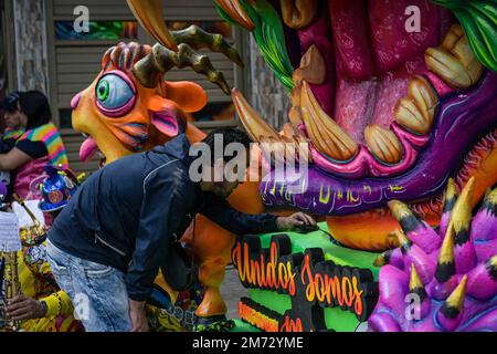 Kunsthandwerker finalisieren Details ihrer Festwagen für die große Parade des „mehrfarbigen Border Carnival“. Ipiales, Nariño, 6. Januar 2023. Stockfoto