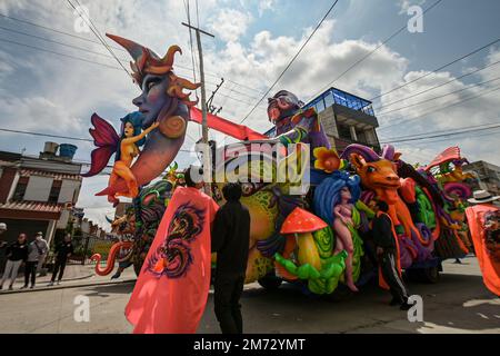 Kunsthandwerker finalisieren Details ihrer Festwagen für die große Parade des „mehrfarbigen Border Carnival“. Ipiales, Nariño, 6. Januar 2023. Stockfoto