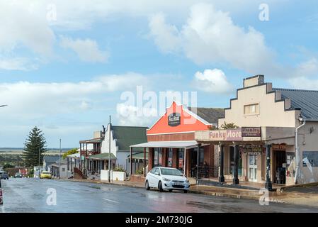 Bredasdorp, Südafrika - 23. September 2022: Eine Straßenszene mit Unternehmen in Bredasdorp in der Provinz Westkap. Fahrzeuge sind sichtbar Stockfoto