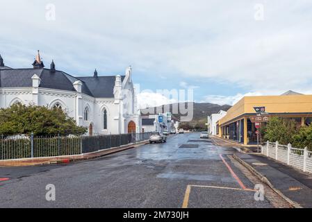 Bredasdorp, Südafrika - 23. September 2022: Eine Straßenszene mit der niederländischen Reformkirche und Unternehmen in Bredasdorp in der Provinz Westkap Stockfoto