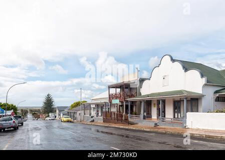 Bredasdorp, Südafrika - 23. September 2022: Eine Straßenszene mit Unternehmen in Bredasdorp in der Provinz Westkap. Fahrzeuge sind sichtbar Stockfoto