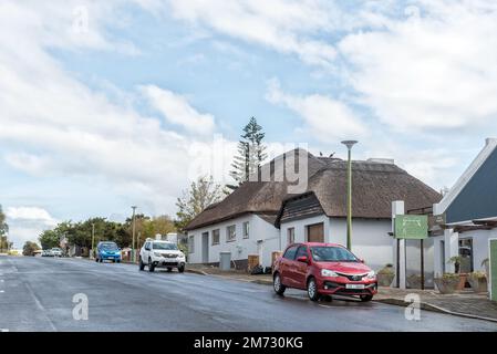 Bredasdorp, Südafrika - 23. September 2022: Eine Straßenszene mit Geschäften und Häusern in Bredasdorp in der Provinz Westkap. Fahrzeuge sind sichtbar Stockfoto