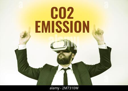 Textzeichen mit CO2-Emission. Geschäftsidee zur Freisetzung von Treibhausgasen in die Atmosphäre im Laufe der Zeit Stockfoto