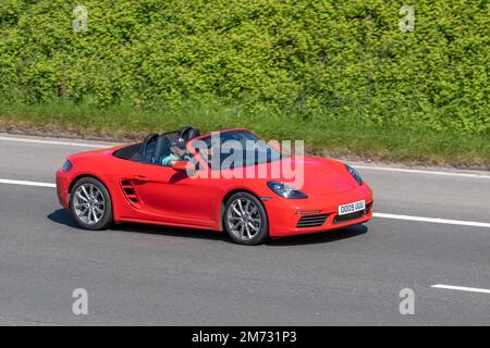 2018 Red PORSCHE BOXSTER CAYMAN PDK 1998cc 7-Gang automatischer Roadster; Fahrt auf der Autobahn M6, Manchester, Großbritannien Stockfoto
