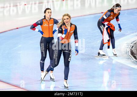 HAMAR - Jutta Leerdam (NED) und Femke Kok (NED) in den 500 Metern der Frauen während der ISU European Speed Skating Championships in der Hamar Olympischen Halle am 7. Januar 2023 in Hamar, Norwegen. ANP VINCENT JANNINK Stockfoto