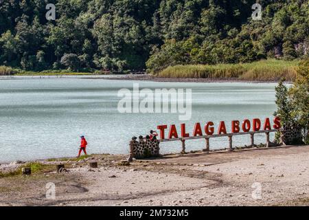 Garut, Indonesien. 07. Januar 2023. Allgemeiner Blick auf den Talaga Bodas Krater in Garut. Talaga Bodas ist ein Kratersee mit weißem Wasser, das durch Schwefel vom Berg Talagabodas verursacht wird. Dieser Vulkan liegt etwa 25 km östlich von Garut und wird zu einer der beliebtesten Touristenattraktionen in West Java. (Foto: Algi Febri Sugita/SOPA Images/Sipa USA) Guthaben: SIPA USA/Alamy Live News Stockfoto