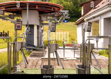 Alte verlassene Holzliftstation in den Bergen Stockfoto