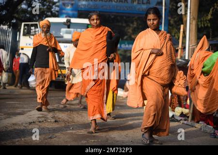 Nicht Exklusiv: 06. Januar 2023, Kalkutta, Indien. Pilger aus dem ganzen Land sind auf dem Weg hierher, zum Gangasagar Mela Transitlager auf ihrem Weg Stockfoto