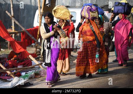 Nicht Exklusiv: 06. Januar 2023, Kalkutta, Indien. Pilger aus dem ganzen Land sind auf dem Weg hierher, zum Gangasagar Mela Transitlager auf ihrem Weg Stockfoto
