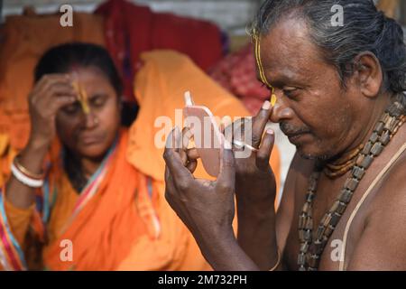 Nicht Exklusiv: 06. Januar 2023, Kalkutta, Indien. Pilger aus dem ganzen Land sind auf dem Weg hierher, zum Gangasagar Mela Transitlager auf ihrem Weg Stockfoto
