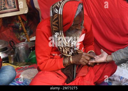 Nicht Exklusiv: 06. Januar 2023, Kalkutta, Indien. Pilger aus dem ganzen Land sind auf dem Weg hierher, zum Gangasagar Mela Transitlager auf ihrem Weg Stockfoto