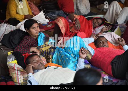 Nicht Exklusiv: 06. Januar 2023, Kalkutta, Indien. Pilger aus dem ganzen Land sind auf dem Weg hierher, zum Gangasagar Mela Transitlager auf ihrem Weg Stockfoto