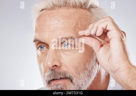 Beauty, Augenbrauen und Seniorenmann mit Pinzette für die Pflege von Gesichtshaaren, die Formgebung und die Kosmetikpflege im Studio. Haarentfernung, sauber und Gesicht Stockfoto