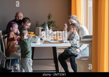 Familienessen für mehrere Generationen am Küchentisch Stockfoto