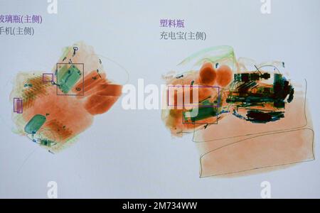 HANDAN, CHINA - 7. JANUAR 2023 - das Foto wurde am 7. Januar 2023 aufgenommen und zeigt das Gepäck einiger Passagiere, das durch eine Sicherheitskontrolle „Röntgengerät“ bei Handa fährt Stockfoto