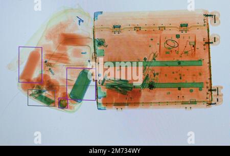 HANDAN, CHINA - 7. JANUAR 2023 - das Foto wurde am 7. Januar 2023 aufgenommen und zeigt das Gepäck einiger Passagiere, das durch eine Sicherheitskontrolle „Röntgengerät“ bei Handa fährt Stockfoto