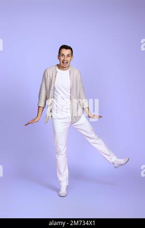 Fröhlicher, lustiger junger Mann in lässigem Hemd Stockfoto