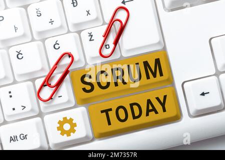 Text zeigt Inspiration Scrum. Die Handschrift des Unternehmens unterscheidet sich von den gedruckten Spielfiguren Stockfoto