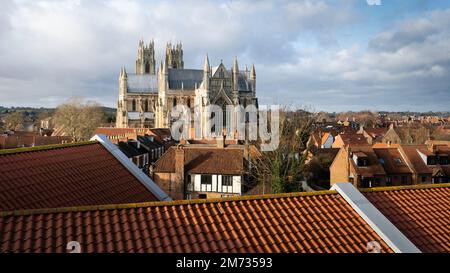 In Beverley, Yorkshire, Großbritannien, blicken Sie über die gefliesten Dächer in Richtung des alten Bergwerks aus dem 12. Jahrhundert unter einem hellen Wolkenhimmel. Stockfoto