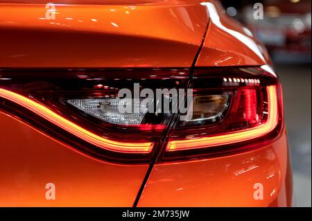 Rücklicht von schönen und neuen orange Sport-suv-Auto in der modernen Garage. Stockfoto