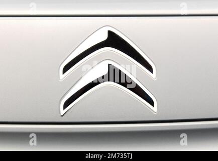 Riga, Lettland - 29. April 2022: Citroen-Ami-Logo auf der Vorderseite des Autos auf grauem Metallic-Lack. Stockfoto