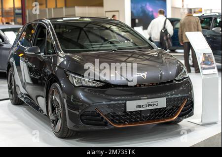 Riga, Lettland - 29. April 2022: International Motor Show, Elektroauto CUPRA Born Quasar Grey Stockfoto