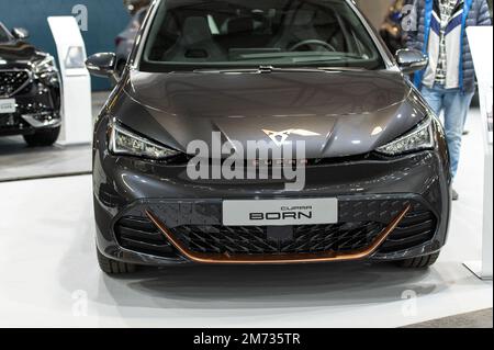 Riga, Lettland - 29. April 2022: International Motor Show, Elektroauto CUPRA Born Quasar Grey Stockfoto
