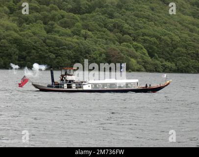 National Trust Steam Yacht Gondola Kreuzfahrt auf Coniston Water, Lake District National Park, Cumbria, England, Großbritannien im Frühling Stockfoto