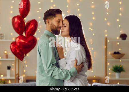 Porträt eines verliebten jungen Paares, das sich zärtlich umarmt, während der Valentinstag gefeiert wird. Stockfoto