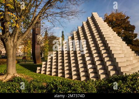 Sol LeWitt, vierseitige Pyramide, erste Installation 1997, Fabricated 1999, National Gallery of Art – Sculpture Garden, Washington, D.C., USA Stockfoto