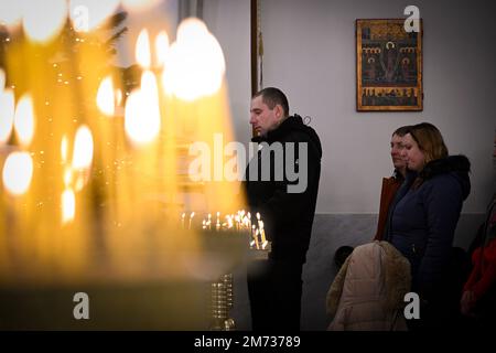 Ein Mann wird am 06. Januar 2022 in der griechisch-orthodoxen Kirche in Warschau, Polen, beim Beten gesehen. Mehrere hundert Menschen, hauptsächlich Ukrainer, feierten Heiligabend in der orthodoxen Kirche der Heiligen Jungfrau Maria in Warschau am Freitagabend. Der russische Präsident Wladimir Putin hat anlässlich des orthodoxen Weihnachtsfestes, das auf den 7. Januar fällt, eine vorübergehende Waffenruhe in der Ukraine gefordert. Die Ukraine lehnte eine Waffenruhe ab und berief sich dabei auf die Heuchelei Putin, nachdem am 24. Dezember und Silvester Dutzende russische Bombenangriffe getötet wurden. (Foto: Jaap Arriens/Sipa USA) Stockfoto