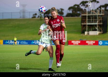 Adelaide, Australien. 07. Januar 2023. Adelaide, Südaustralien, Januar 7. 2023: Maruschka Waldus (19 Adelaide United) und Sofia Christopherson (13 Canberra United) kämpfen während des A-League-Spiels der Liberty zwischen Adelaide United und Canberra United im ServiceFM Stadium in Adelaide, Australien, um den Ball. (NOE Llamas/SPP) Guthaben: SPP Sport Press Photo. Alamy Live News Stockfoto